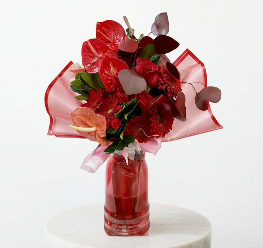 Ramo en el que la flor protagónica es el anturio, en complicidad con las gerberas y rosas.