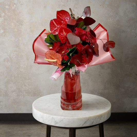 Ramo en el que la flor protagónica es el anturio, en  complicidad con las gerberas y rosas.